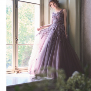 【i.e】ADELIDE‐アデライデ‐ チュール素材でボリュームあるカラードレス。シックな色合いとバランスよく施されたビーディングでスタイリッシュなデザイン。|ベルクラシック函館の写真(39552847)