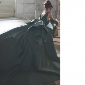 【IN ESSENCE】MARGRID‐マルグリッド‐ 深みある色で染められた、品のあるミカド素材をたっぷりと使用したクラシカルなドレス。|ベルクラシック函館の写真(39553366)