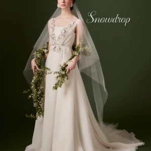 “Snow drop”サテン生地で、肩から胸元にかけての装飾が輝く、高級感ある一着です。デコルテを綺麗に見せてくれる、エンパイアラインのドレスです。|ベルクラシック函館の写真(39874679)