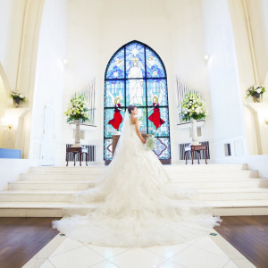 ウェディングドレスのロングトレーンも映える祭壇へと続く階段は、ご新婦様の姿をより美しく輝かせます。|ベルクラシック函館の写真(1295329)