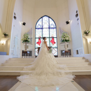 ウェディングドレスのロングトレーンも映える祭壇へと続く階段は、ご新婦様の姿をより美しく輝かせます。|ベルクラシック函館の写真(17036018)