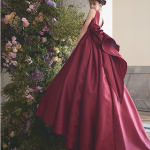 【IN ESSENCE】MARGRID‐マルグリッド‐ 深みある色で染められた、品のあるミカド素材をたっぷりと使用したクラシカルなドレス。|ベルクラシック函館の写真(39552848)