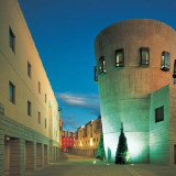 世界的建築家が築いた、自然と調和するデザインホテル。石畳の回廊が広がっている