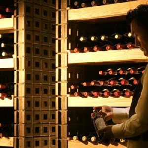 夜はバーに訪れるのもおすすめ。約2000本のワインからソムリエが選んでくれる|星野リゾート リゾナーレ八ヶ岳の写真(211445)