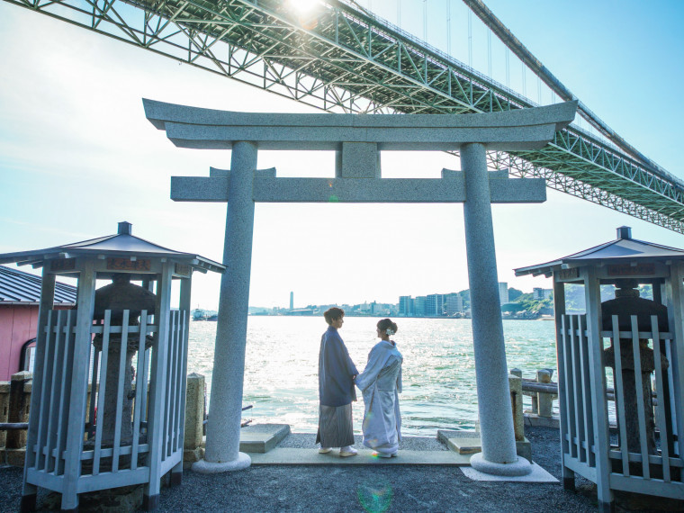 関門橋と和布刈神社の鳥居も人気の撮影スポット