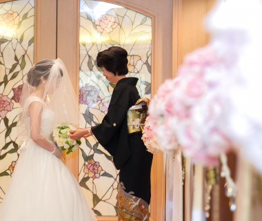 お母様からのベールダウンセレモニー。最愛の娘へ「いってらっしゃい」と思いを込めて