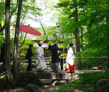 花嫁行列にて神殿へ向かいます