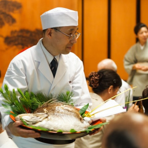 大きな「はらみ鯛」で皆様をおもてなし|八勝館の写真(805650)