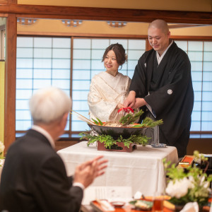 ＜余興＞伝統料理・大鯛の孕み蒸しに入刀|八勝館の写真(52306168)