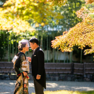 紅葉が見守る、幸せそうなおふたり|八勝館の写真(52306252)
