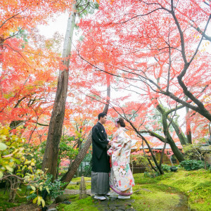 四季折々の表情を見せる広大な庭園で、理想の結婚式を