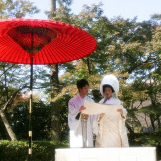人前式では、招待したゲストを証人として全員の前で誓いを立てます。
