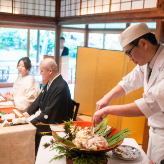 ご希望に応じてファーストバイトをして頂いた後は、料理長自ら皆様にお取り分け致します