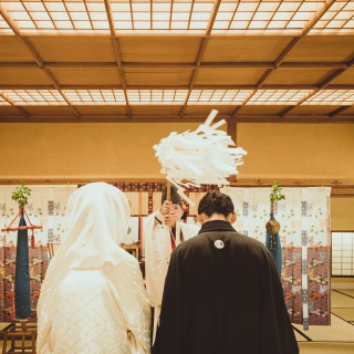館内に備える格式高い本格的な神殿を前に、両家の末永いご加護を神前に祈ります。