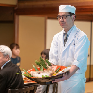 当館の料理長がゲストの皆様の間を通り、高砂まで『はらみ鯛』をご披露に伺います