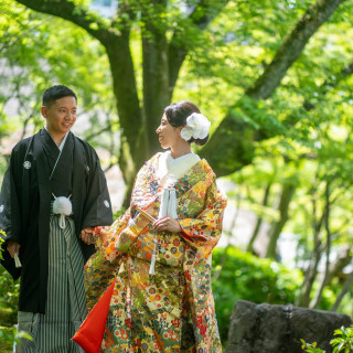 当館自慢の庭園で、自然に囲まれながらの挙式も可能。お庭を進むと、先に広苑があります
