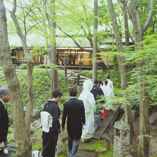 4000坪の庭園を練り歩く「参進の義」