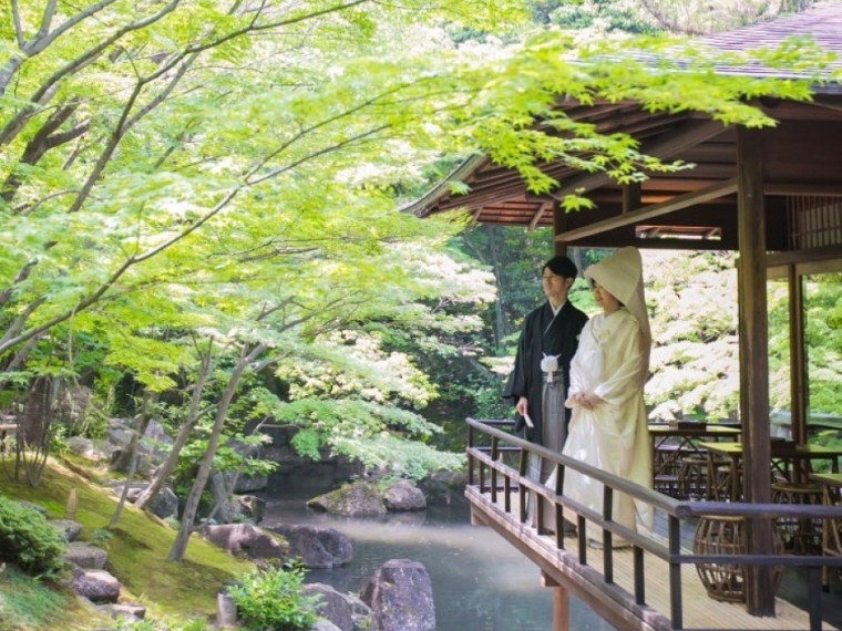 日本の四季を映し出す広大な庭園