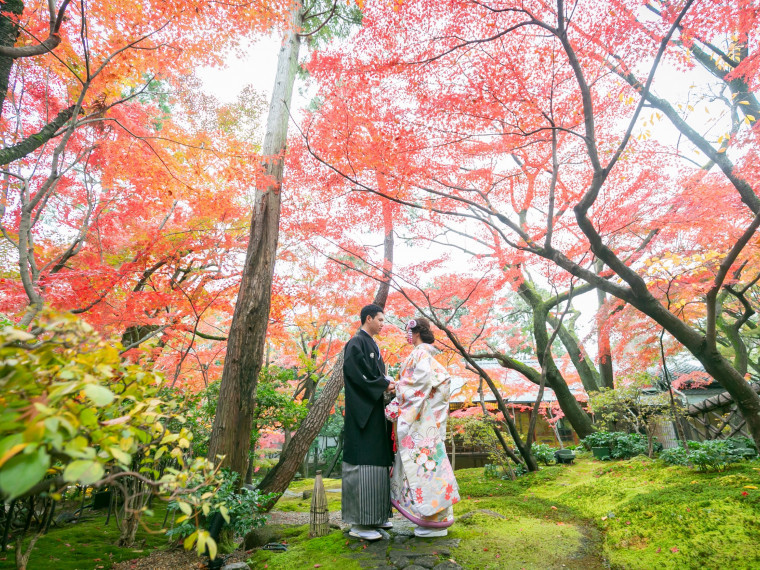 四季折々の表情を見せる広大な庭園で、理想の結婚式を