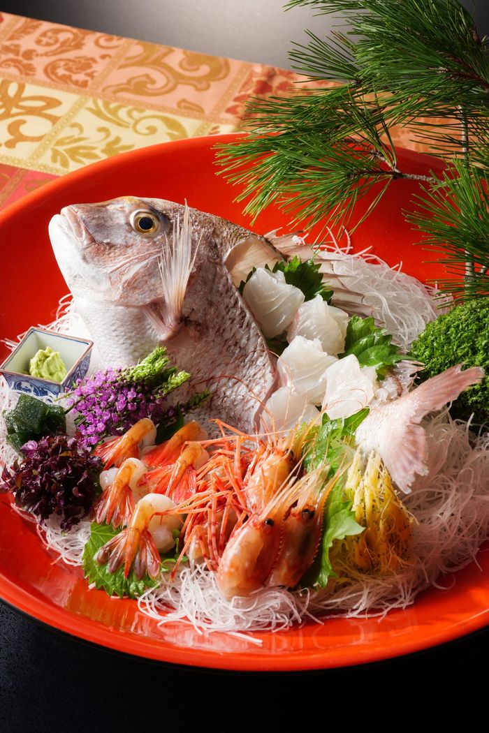 お料理はミシュラン2つ星を獲得。美味しいお料理をお愉しみください。
