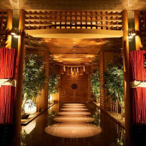幻想的な雰囲気のアプローチ。檜のやさしい香りにつつまれ、熱田神宮をお祀りする本格的な神殿。|名古屋東急ホテルの写真(1704057)