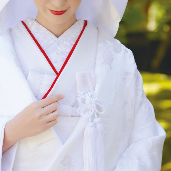 呉服店発祥の「TAKAMI BRIDAL」の和装で日本の花嫁の装いを華やかに彩ります。