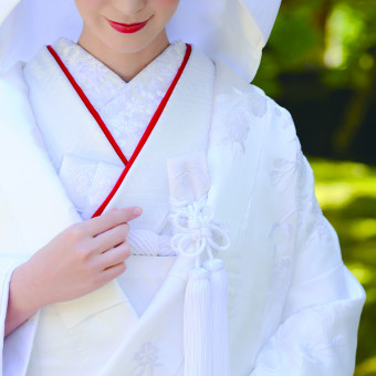 日本の趣を感じさせる白無垢。伝統的な衣裳はホテルウエディングならでは。