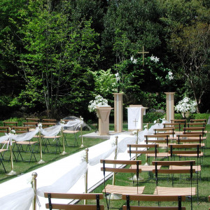 【ガーデン挙式】光・風・緑も祝福する洗練のガーデンチャペル。上質なリゾートのような開放感と心温まるセレモニーがここにあります。|オークラアカデミアパークホテルの写真(54653039)