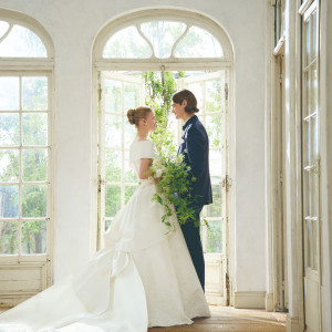 ドレスは花嫁の夢を纏い、タキシードは花婿の誇りを宿します。ふたりで運命の一着をみつけて。|オークラアカデミアパークホテルの写真(55030168)