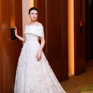 オフショルダーのドレスは肩先の曲線が美しく映えるデザインです。|オークラアカデミアパークホテルの写真(55029540)