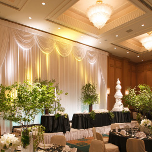 【平安の間】6m高の天井に特製ベネチアングラスのシャンデリア。オークラアカデミアパークホテル最大の宴会場です。|オークラアカデミアパークホテルの写真(54650231)