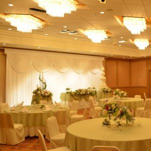 【有明の間】オーストラリア製のオリジナルシャンデリアの光りに輝く和をモダンにアレンジした白木のぬくもり漂う有明の間。明るく優しい雰囲気を演出します。|オークラアカデミアパークホテルの写真(54650353)