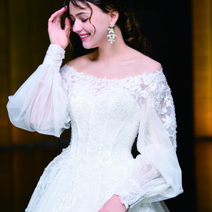 歩くたび、やさしく揺れる袖が幸せの空気をまとわせます。|オークラアカデミアパークホテルの写真(55029535)