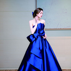 堂々と、凛として、しなやかに。ロイヤルブルーのドレスがあなたらしい輝きをひきたてます。|オークラアカデミアパークホテルの写真(55029612)