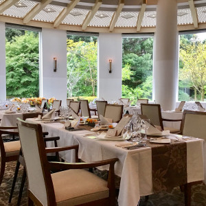 【洋食レストラン カメリア】庭園をのぞむ半円形のサンルーム。光と緑に包まれて、ゲストと過ごす至福のレストランウェディング。30名以上で貸切可能です。|オークラアカデミアパークホテルの写真(54650398)