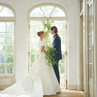 ドレスは花嫁の夢を纏い、タキシードは花婿の誇りを宿します。ふたりで運命の一着をみつけて。