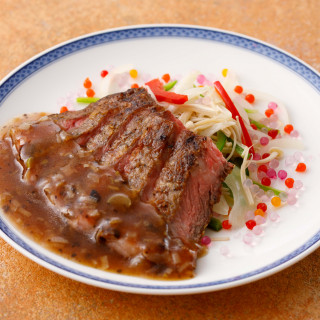 国産牛サーロインの煎り焼き 中国黒豆ソース 赤ワイン風味