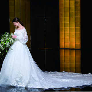 歩くたび、やさしく揺れる袖が幸せの空気をまとわせます。