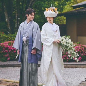 紋付と白無垢。日本の婚礼が受け継いできた、もっとも凛とした晴れの日の装いです。