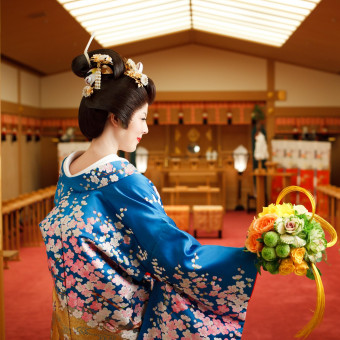 和装も種類豊富に取り揃えております。色打掛での前撮りも◎