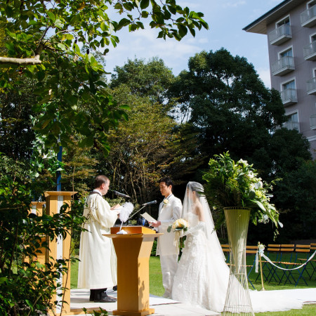 【ガーデン挙式】水のせせらぎと美しい緑、清らかな風に包まれて降り注ぐ光の中で神聖な挙式を。