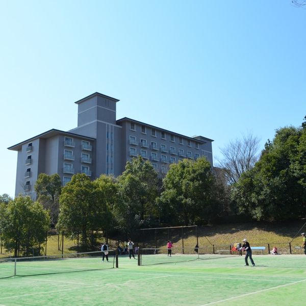 【テニスコート】季節を問わず楽しめ、幅広い年代層に好まれるオムニコートを2面ご用意いたしました。|オークラアカデミアパークホテルの写真(689930)