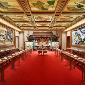 【大巳殿】創業時の伝統を受け継ぐ神殿をそのまま移築した歴史ある神殿。新郎側の壁には飛躍を表す鶴、新婦側には慶びを表す紅白梅の彩色木彫板が。|ホテル雅叙園東京の写真(2624631)