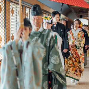 伝統工芸品の組子障子から差し込む光の中、大切な方々と足並みをそろえ神殿へ向かいます|ホテル雅叙園東京の写真(43403412)