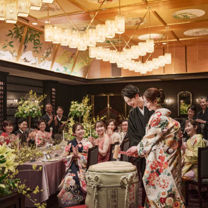日本美に囲まれた会場では、和装に合う“鏡開き”が人気です。ゲストと共に枡で乾杯の演出も叶います。|ホテル雅叙園東京の写真(30388374)