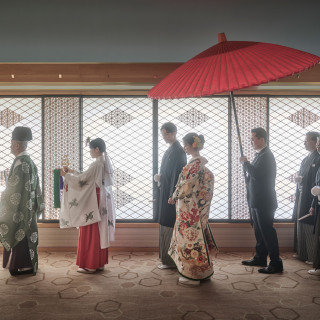 《花嫁行列》参列者と心をひとつにする儀式。館内神殿での参進は厳かで雨にも左右されない。
