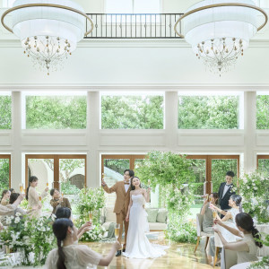 ナチュラル&アット―ホームな「イタリア館」天井高く、吹き抜けの窓からは360度の方面から太陽光が注ぐ。100通り以上のコーディネートがあるから、雰囲気も自由自在♪|アニヴェルセル 立川の写真(54924841)