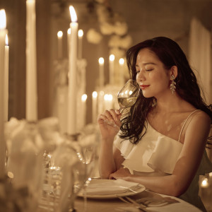 キャンドルの光によって表情が変わり、ふわっとしたやわらかいドレスもスタイリッシュなパンツスタイルも合う大人な雰囲気に。|アニヴェルセル 立川の写真(53664260)