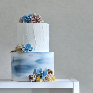 トレンドのくすみカラーの中に青空のような爽やかなブルーが印象的なオリジナルケーキ|アニヴェルセル 立川の写真(53664257)