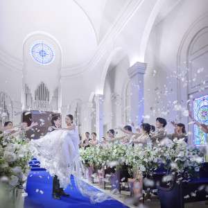 パイプオルガンと聖歌隊の歌声 そしてゲストの拍手と祝福の言葉がふたりに降り注ぐ|アニヴェルセル 立川の写真(53662735)